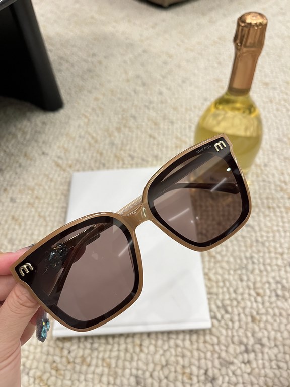 Miumiu 2024 on the new  Classic pop-up plate large square frame Versatile and not picky Summer travel must have sunscreen cover face Max ~