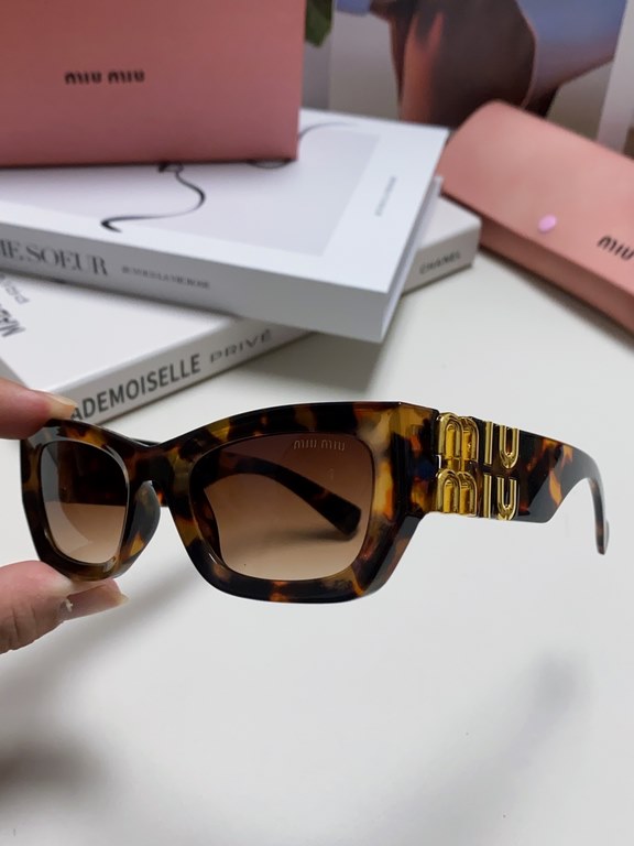 MIUMIU sunglasses are salty and sweet!!!! Love it so much!How can beautiful women not have a pair of good-looking sunglassesThis style of sunglasses is really nice!The miumiulogo on both sides is very chic!The shape is a