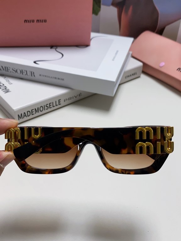 MIUMIU sunglasses are salty and sweet!!!! Love it so much!How can beautiful women not have a pair of good-looking sunglassesThis style of sunglasses is really nice!The miumiulogo on both sides is very chic!The shape is a