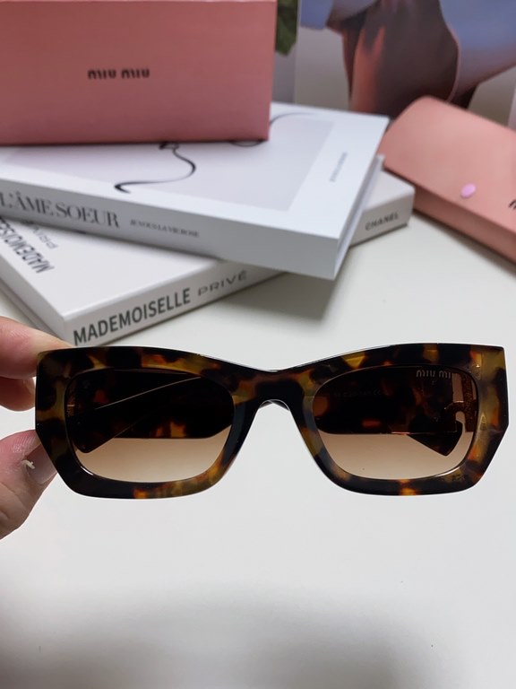 MIUMIU sunglasses are salty and sweet!!!! Love it so much!How can beautiful women not have a pair of good-looking sunglassesThis style of sunglasses is really nice!The miumiulogo on both sides is very chic!The shape is a