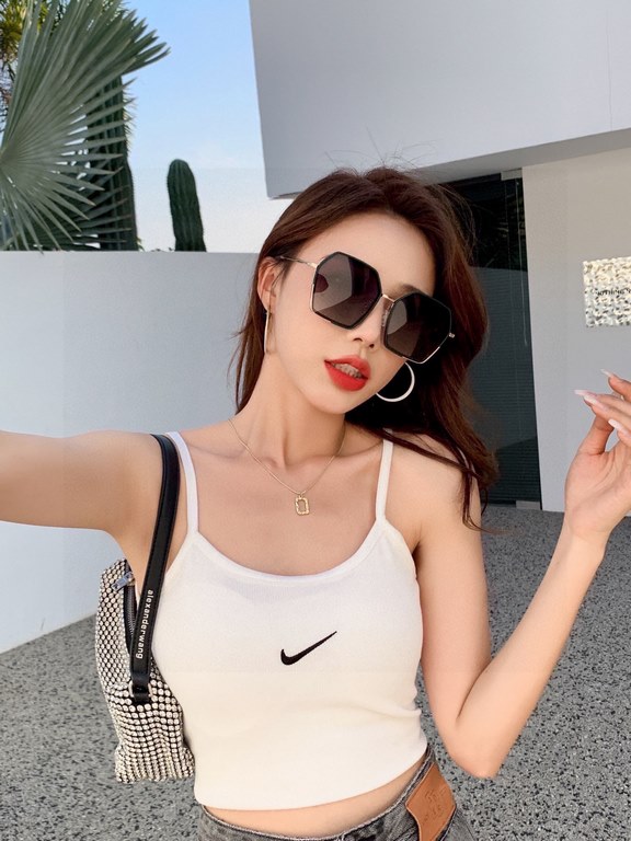 miumiu [tr polarized series].2022 new polarized sunglasses Style many .The classic square frame design is not picky about face shape, no matter with a coat or a dress, it is very elegant.Polarized lenses prevent ultravio