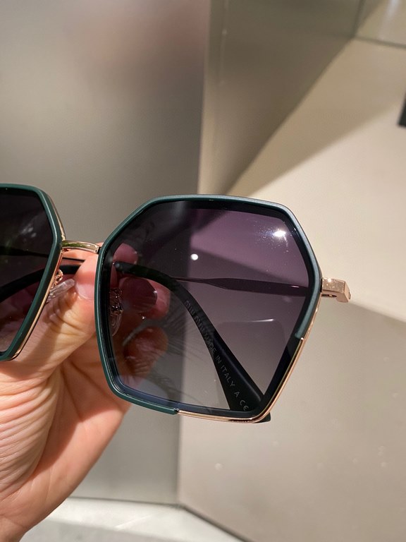 miumiu [tr polarized series].2022 new polarized sunglasses Style many .The classic square frame design is not picky about face shape, no matter with a coat or a dress, it is very elegant.Polarized lenses prevent ultravio