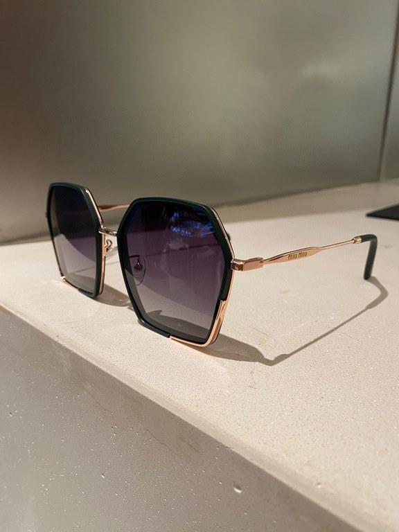 miumiu [tr polarized series].2022 new polarized sunglasses Style many .The classic square frame design is not picky about face shape, no matter with a coat or a dress, it is very elegant.Polarized lenses prevent ultravio