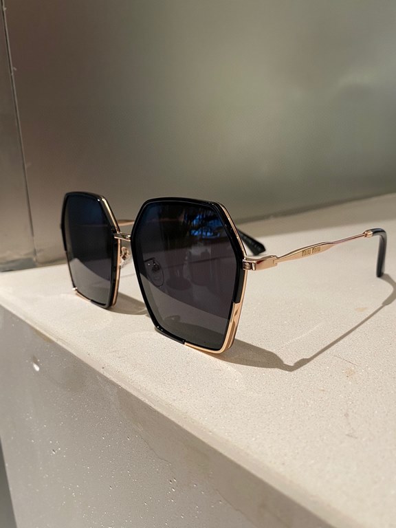 miumiu [tr polarized series].2022 new polarized sunglasses Style many .The classic square frame design is not picky about face shape, no matter with a coat or a dress, it is very elegant.Polarized lenses prevent ultravio