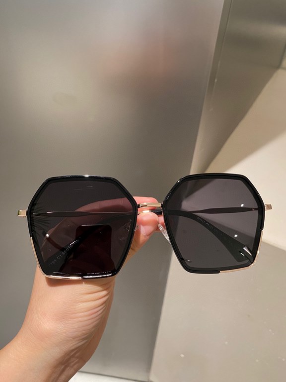 miumiu [tr polarized series].2022 new polarized sunglasses Style many .The classic square frame design is not picky about face shape, no matter with a coat or a dress, it is very elegant.Polarized lenses prevent ultravio