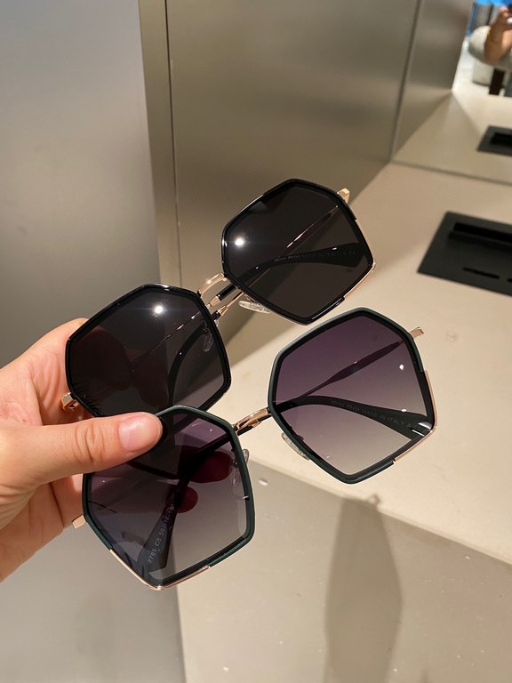 miumiu [tr polarized series].2022 new polarized sunglasses Style many .The classic square frame design is not picky about face shape, no matter with a coat or a dress, it is very elegant.Polarized lenses prevent ultravio