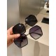 miumiu [tr polarized series].2022 new polarized sunglasses Style many .The classic square frame design is not picky about face shape, no matter with a coat or a dress, it is very elegant.Polarized lenses prevent ultravio