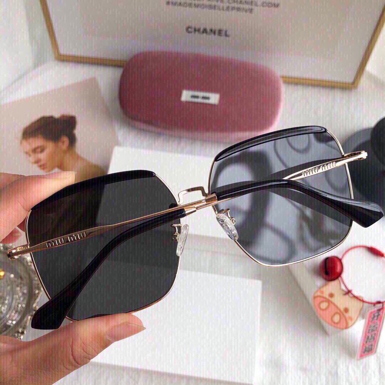 . [miu miu-miumiu] . [Polaroid Resin Polarized Lens] . [TR90 frames are lightweight and comfortable to wear]  . . [size 60-16-140,]. . [Original sealed packaging    2021 new sunglasses to reduce the burden of glare, bloc