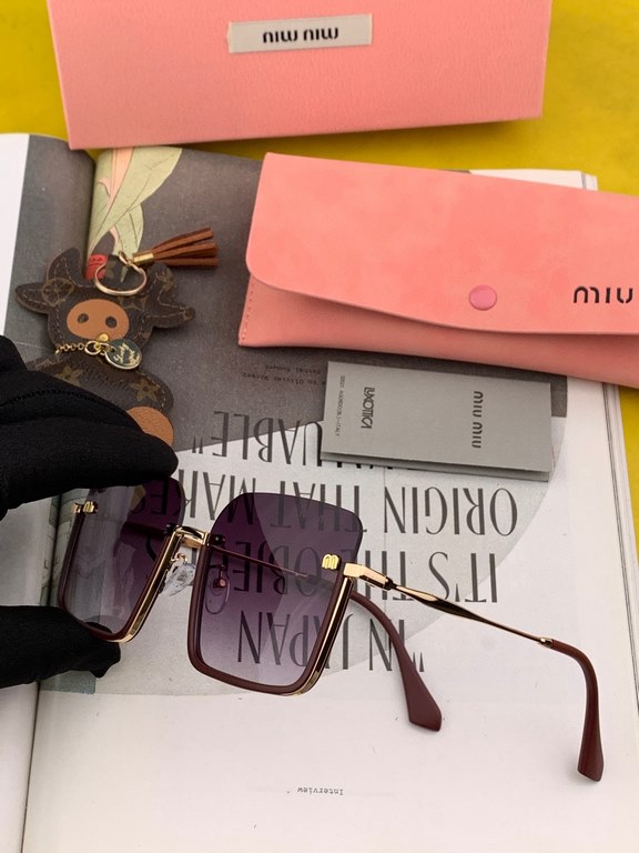 [miumiu polarized]   new   fashionable and elegant sunglasses for women Sunglasses   to create a calm frame, the classic version of the combination of the new creative   inadvertently radiate a superb and extraordinary l