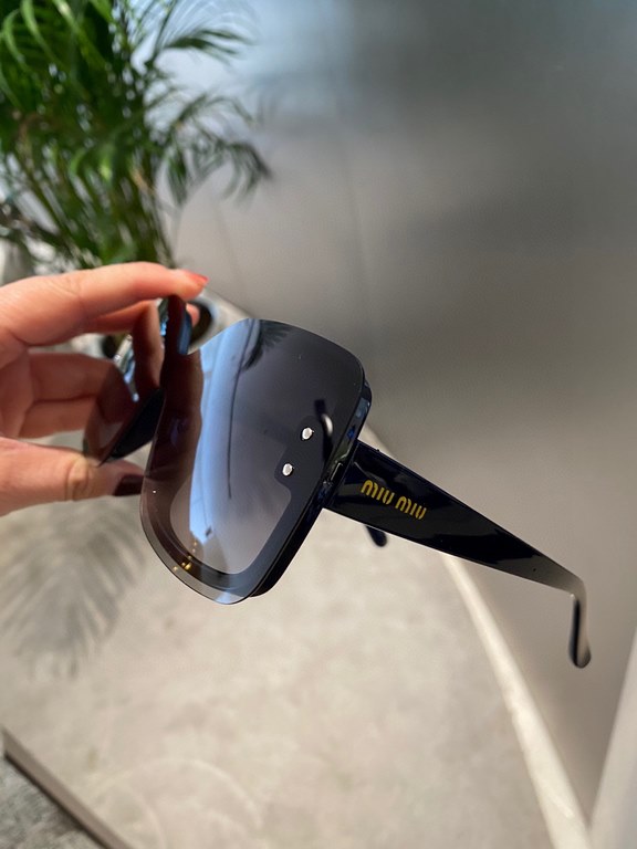 [miumiu polarized]  2022 new   fashionable and elegant sunglasses for women sunglasses   to create a calm frame, the classic version of the combination of the new creative   inadvertently radiate a superb and extraordina