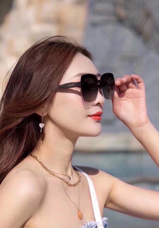 [miumiu polarized]  2022 new   fashionable and elegant sunglasses for women sunglasses   to create a calm frame, the classic version of the combination of the new creative   inadvertently radiate a superb and extraordina