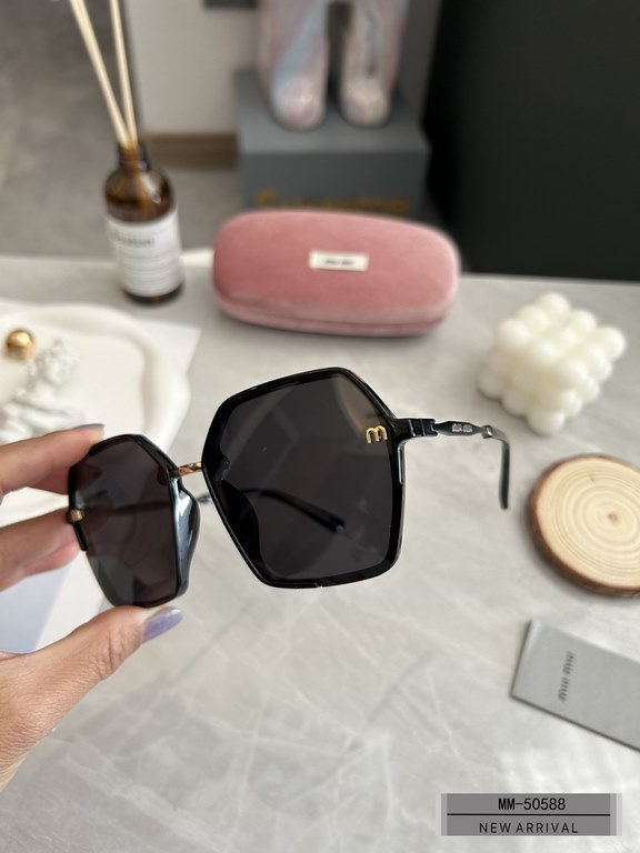 . [miu miu-miumiu] . [Polaroid Resin Polarized Lenses]  . . [Polaroid Resin Polarized Lenses] . [size 55-19-138,]. . [2022 new sunglasses to reduce the burden of glare, blocking harmful rays of radiation,   travel and to