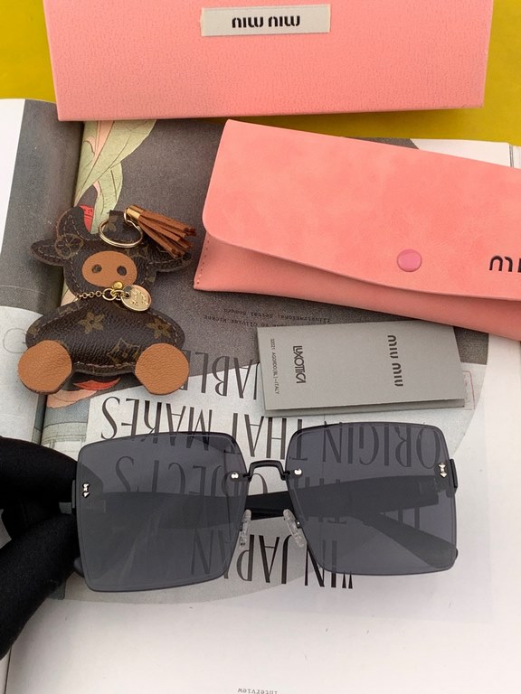 MIUMIUMUMU  20223 spring new   shiny new models bright debut    sunglasses tide fine personality design simple fashion counter quality worth having absolutely tide explosion Enhance personal taste of the fashion single p