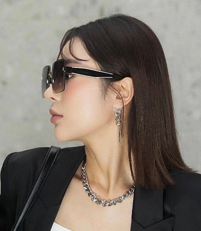 MIUMIUMUMU  20223 spring new   shiny new models bright debut    sunglasses tide fine personality design simple fashion counter quality worth having absolutely tide explosion Enhance personal taste of the fashion single p