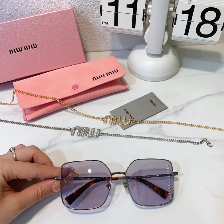 MIUMIU New Cutout Lens DesignsSMU51Y SIZE60-17-140Bezel logo around Detachable chain    chain separately