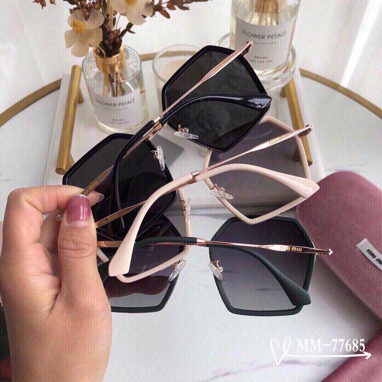 . [miu miu-miumiu] . [Polaroid Resin Polarized Lenses] . [TR90 frames are lightweight and comfortable to wear]  . . [size 59-16-140,]. . [Original sealed packaging    2022 new sunglasses to reduce the burden of glare, bl