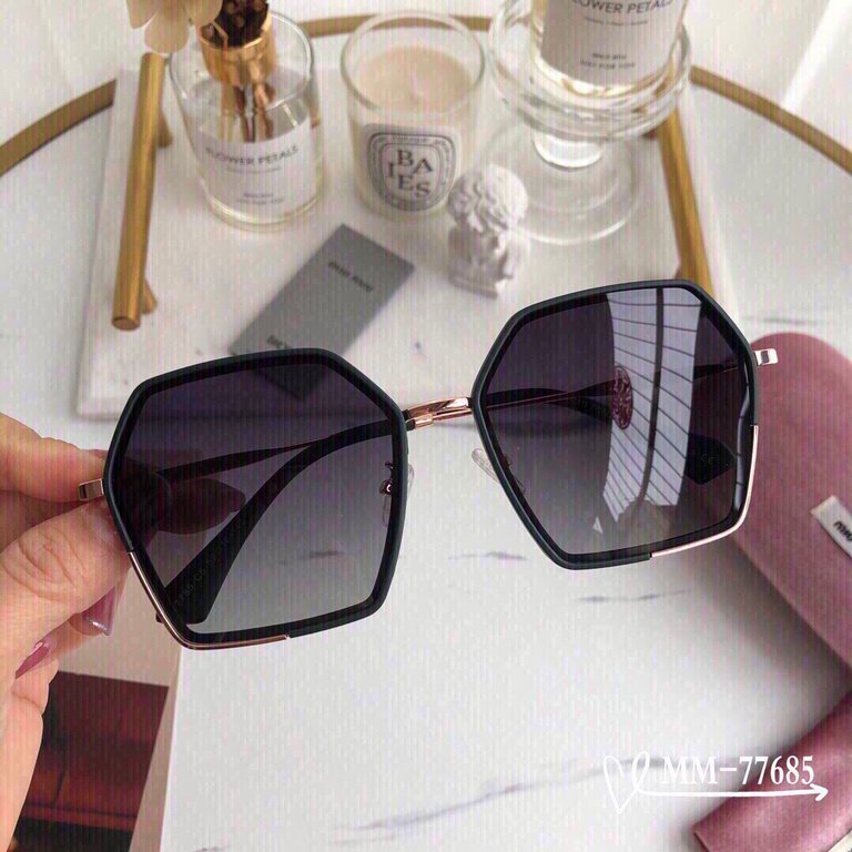 . [miu miu-miumiu] . [Polaroid Resin Polarized Lenses] . [TR90 frames are lightweight and comfortable to wear]  . . [size 59-16-140,]. . [Original sealed packaging    2022 new sunglasses to reduce the burden of glare, bl