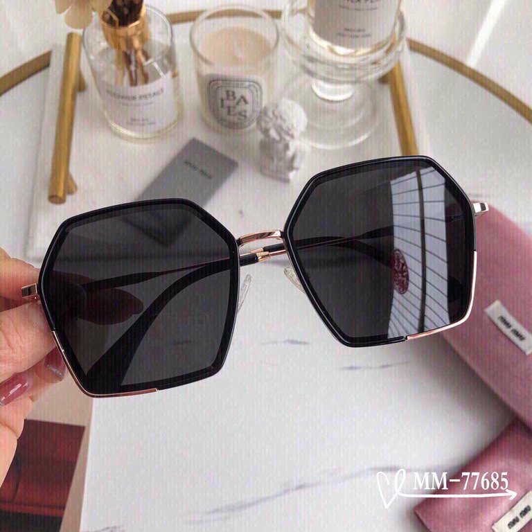 . [miu miu-miumiu] . [Polaroid Resin Polarized Lenses] . [TR90 frames are lightweight and comfortable to wear]  . . [size 59-16-140,]. . [Original sealed packaging    2022 new sunglasses to reduce the burden of glare, bl