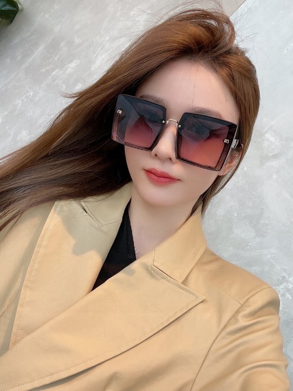 miumiu [tr polarized series].2023 New Polarized Sunglasses Style Multi .The classic square frame design is not picky about face shape, and it is very elegant whether it is paired with a coat or a dress.Polarized lenses p