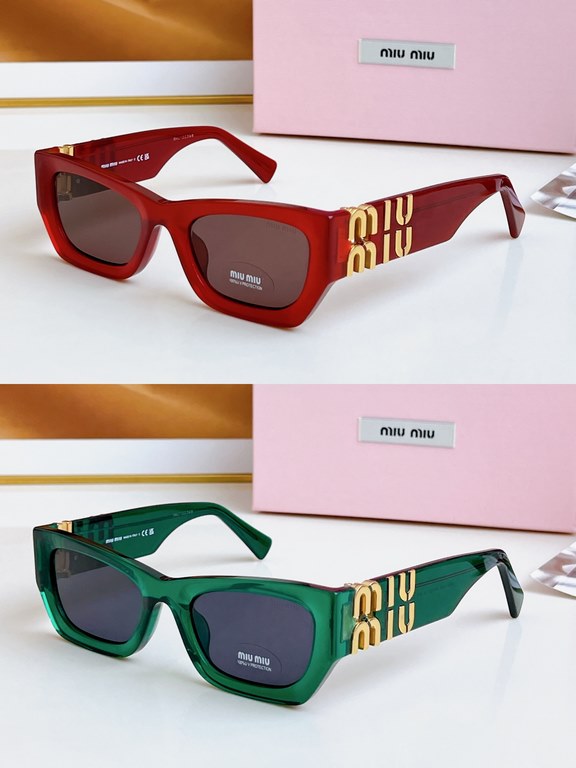 The color to ~ high version of the large logo non-market general merchandise!MIUMIU sunglasses can be salty and sweet!!!! I love it so much!How can beautiful women not have a pair of good-looking sunglassesThis style of 