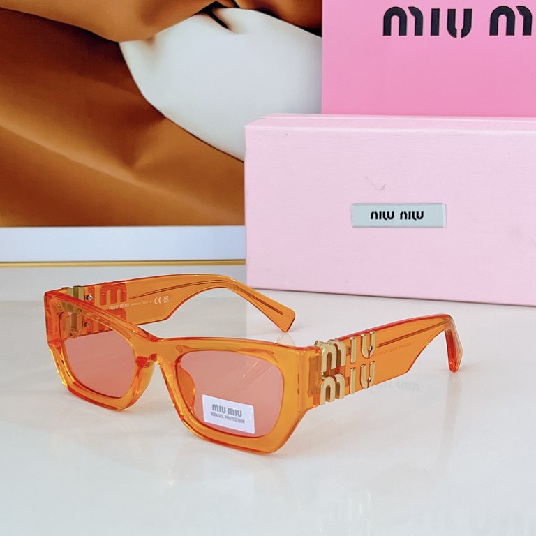 The color to ~ high version of the large logo non-market general merchandise!MIUMIU sunglasses can be salty and sweet!!!! I love it so much!How can beautiful women not have a pair of good-looking sunglassesThis style of 