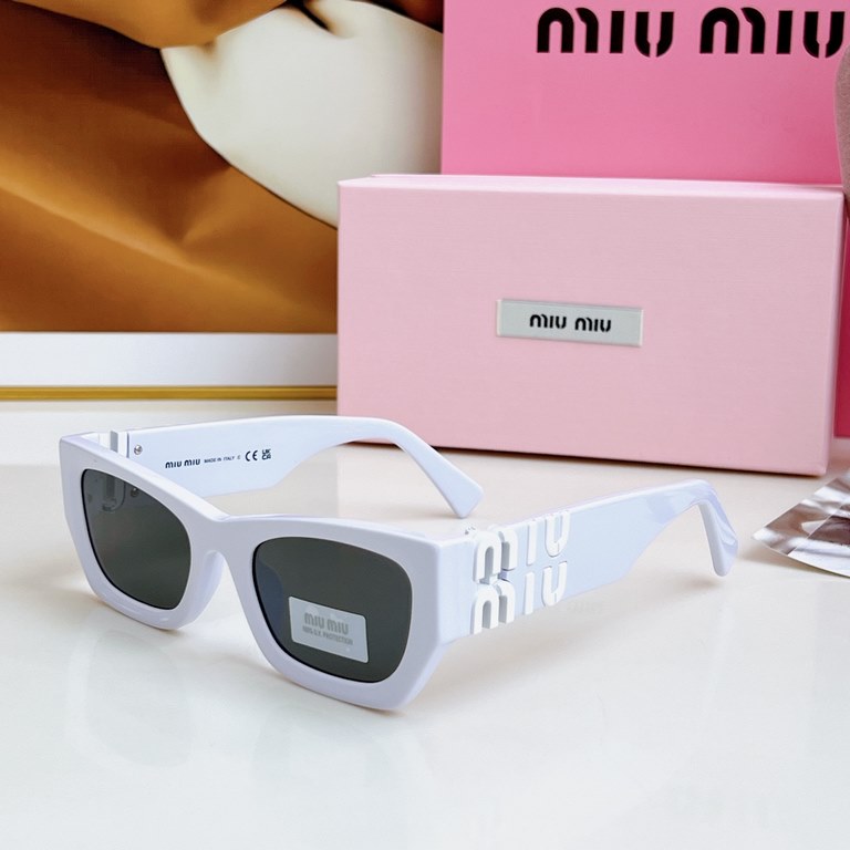 The color to ~ high version of the large logo non-market general merchandise!MIUMIU sunglasses can be salty and sweet!!!! I love it so much!How can beautiful women not have a pair of good-looking sunglassesThis style of 