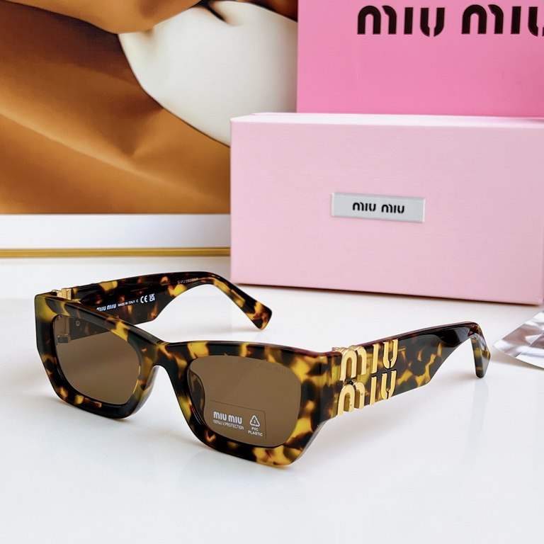 The color to ~ high version of the large logo non-market general merchandise!MIUMIU sunglasses can be salty and sweet!!!! I love it so much!How can beautiful women not have a pair of good-looking sunglassesThis style of 