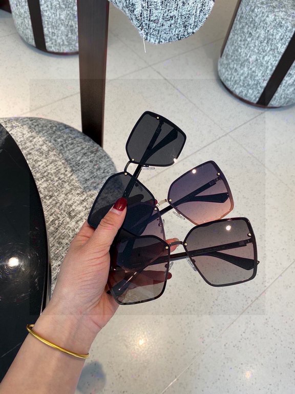 [miumiu polarized]  2022 new   fashionable and elegant sunglasses for women sunglasses   to create a calm frame, the classic version of the combination of the new creative   inadvertently radiate a superb and extraordina