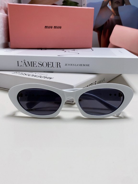 MiuMiu Miu Miu Cat Eye Sunglasses   Sweet Cool Modern Girl Look!Really taken! Very sweet ageing a sunglasses, the heart of the young girl hard to catch, can be salt and sweet! Too much love for the diamond-shaped face wi