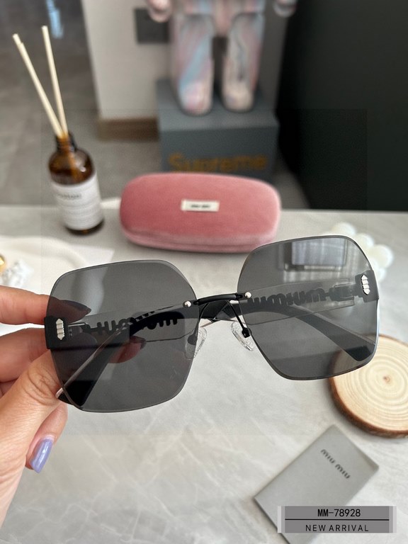 . [Italian fallacy-miumiu] . [Polaroid Resin Polarized Lenses]  . . [TR90 frames are lightweight and comfortable to wear]  . . [size 63-16-147, ] . [ Original sealed packaging 2023 new sunglasses reduce the burden of gla