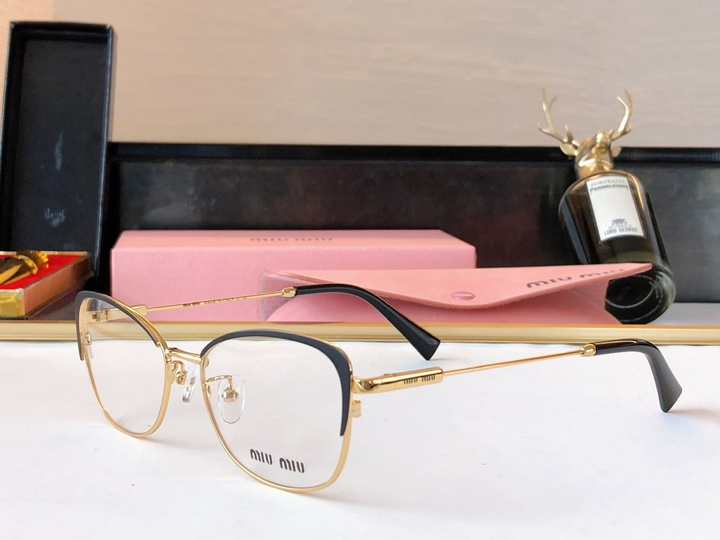 Two-tone cat eyeglass frames with colorful overlay and upgraded taste.The shape is not exaggerated and is full of fashion  .Size 54, 17-145