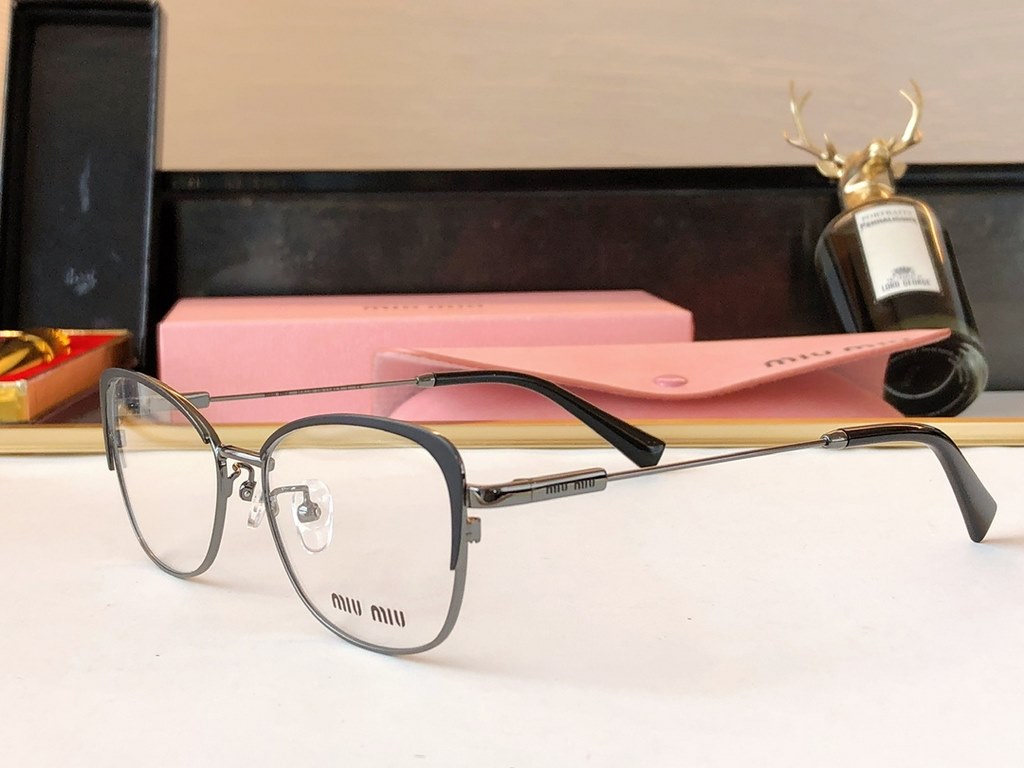 Two-tone cat eyeglass frames with colorful overlay and upgraded taste.The shape is not exaggerated and is full of fashion  .Size 54, 17-145