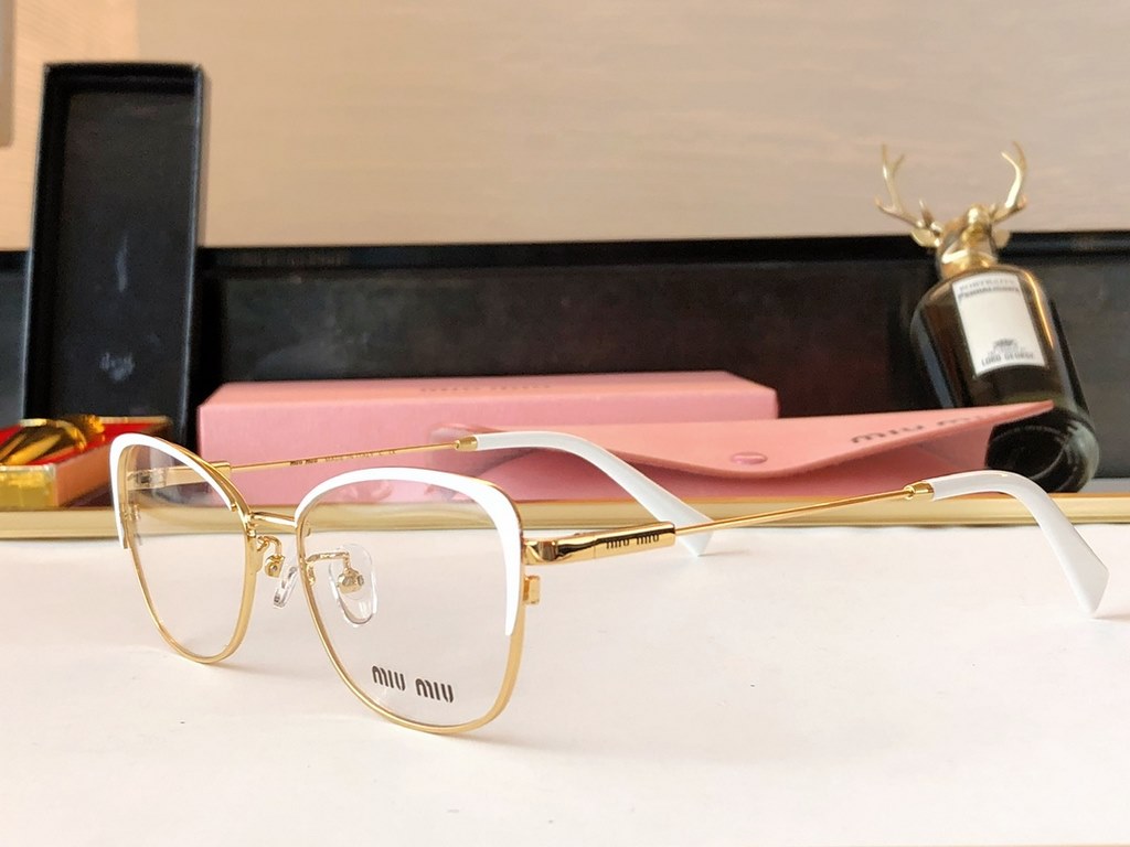 Two-tone cat eyeglass frames with colorful overlay and upgraded taste.The shape is not exaggerated and is full of fashion  .Size 54, 17-145