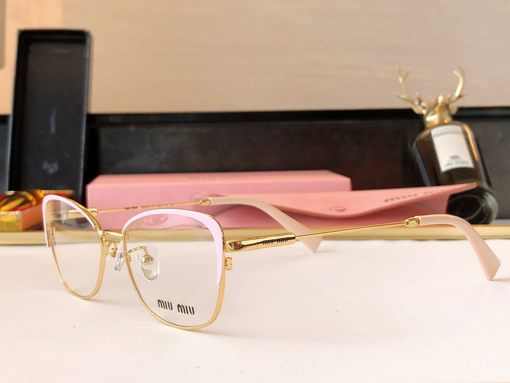 Two-tone cat eyeglass frames with colorful overlay and upgraded taste.The shape is not exaggerated and is full of fashion  .Size 54, 17-145