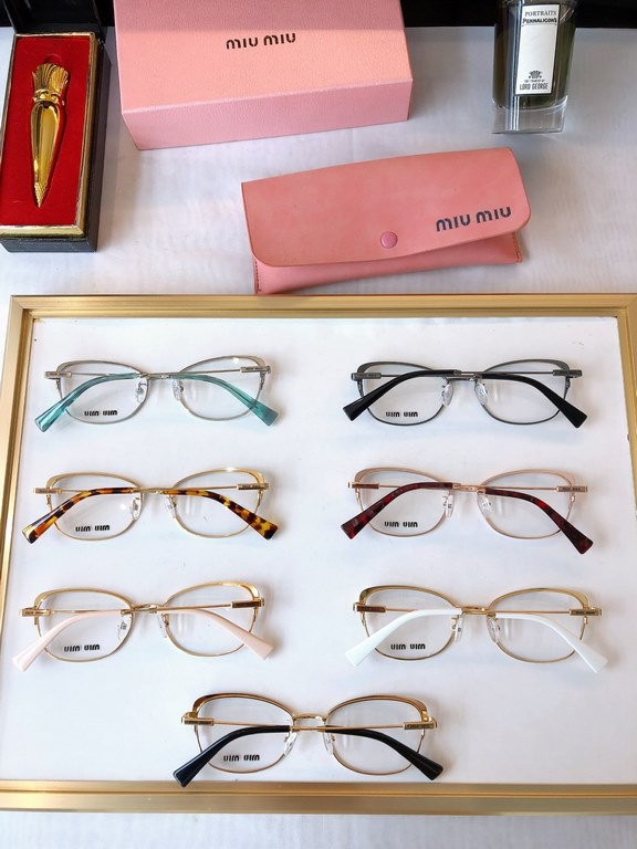 Two-tone cat eyeglass frames with colorful overlay and upgraded taste.The shape is not exaggerated and is full of fashion  .Size 54, 17-145