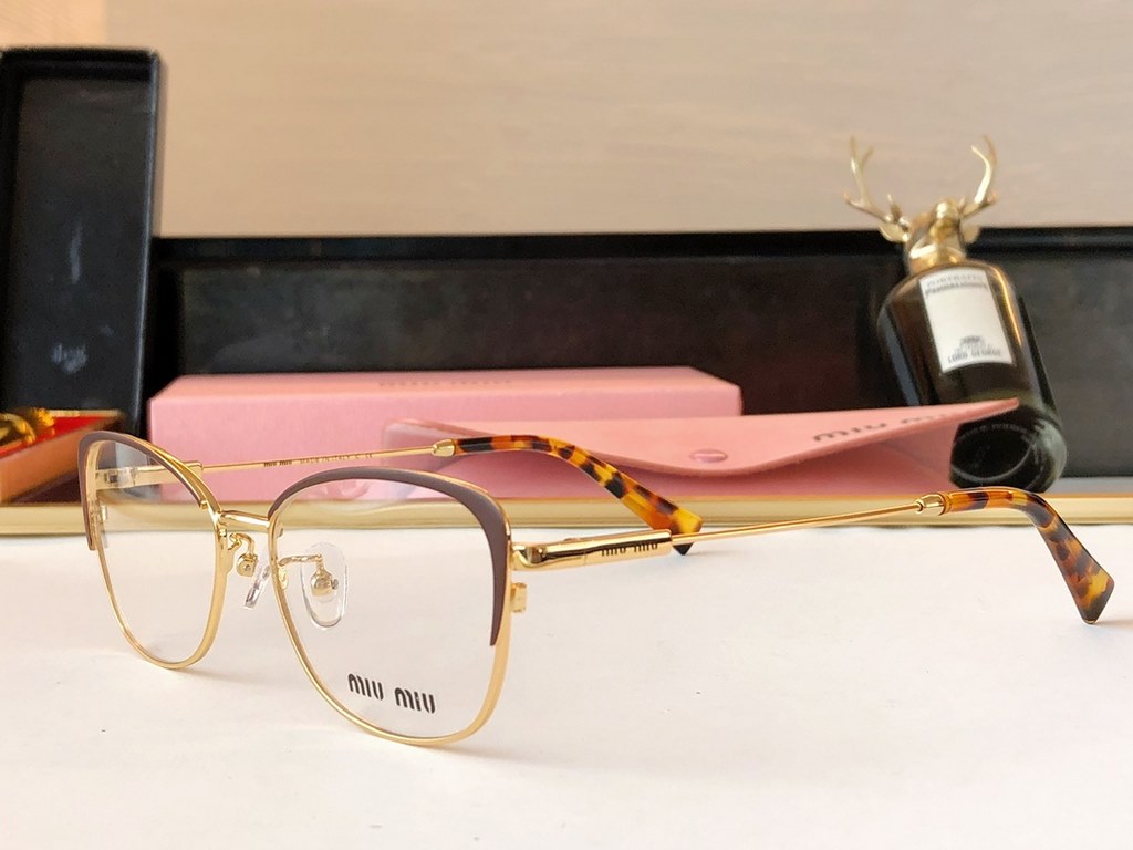 Two-tone cat eyeglass frames with colorful overlay and upgraded taste.The shape is not exaggerated and is full of fashion  .Size 54, 17-145