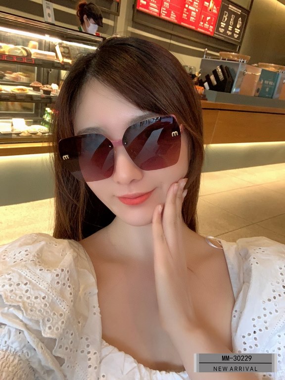 . [miu miu-miumiu] . [Polaroid Resin Polarized Lenses]  . . [Polaroid Resin Polarized Lenses] . [size 57-17-148,]. . [New sunglasses to reduce the burden of glare, blocking harmful rays of radiation,   travel and tourism