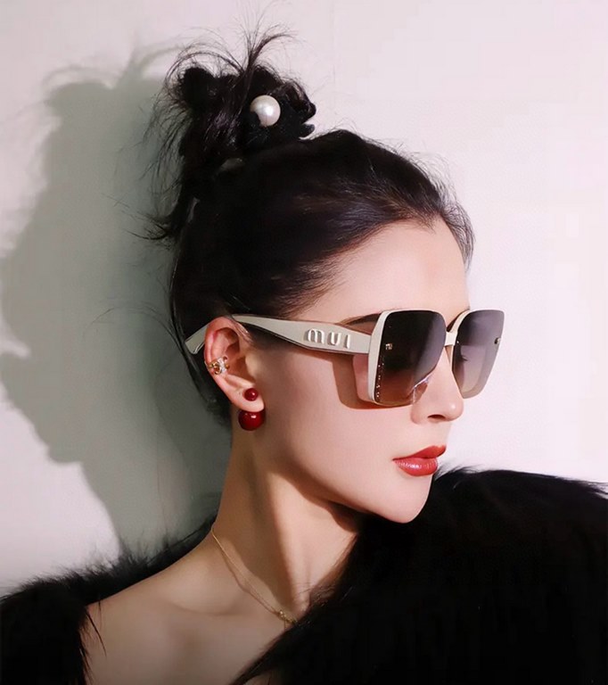 MIUMIU  Miu Miu    2024   shining new models bright debut     sunglasses tide products exquisite personality design simple fashion counter quality worth having absolute tide explosion Enhance the personal taste of the fa