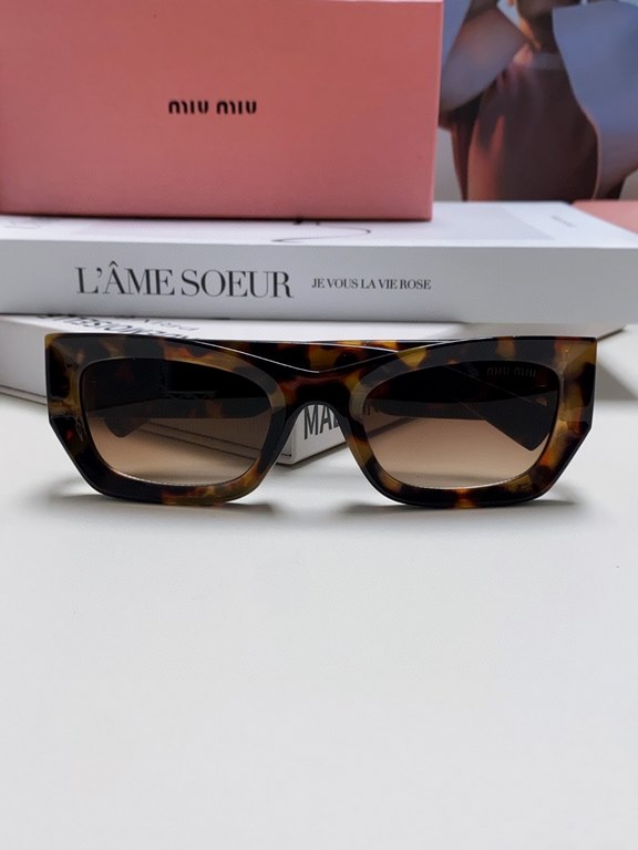 MIUMIU sunglasses are salty and sweet!!!! Love it so much!How can beautiful women not have a pair of good-looking sunglassesThis style of sunglasses is really nice!The miumiulogo on both sides is very chic!The shape is a