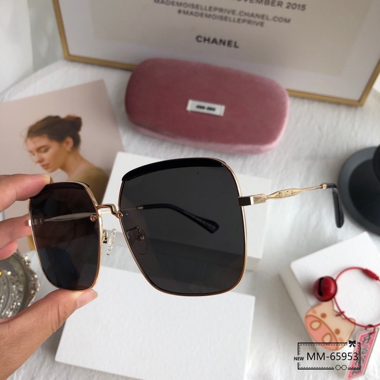 . [miu miu-miumiu] . [Polaroid Resin Polarized Lens] . [TR90 frames are lightweight and comfortable to wear]  . . [size 60-16-140,]. . [Original sealed packaging    2021 new sunglasses to reduce the burden of glare, bloc