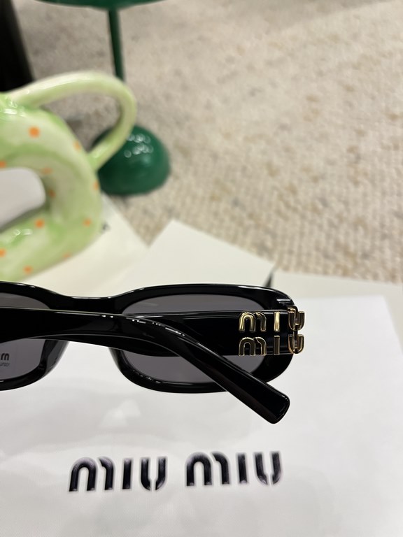 Today's collection of miumiu girls  SMU 08ZS] Drill leg bling bling~!Super cool small square sunglasses