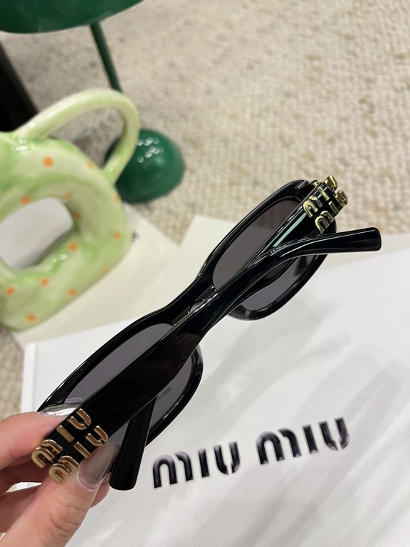 Today's collection of miumiu girls  SMU 08ZS] Drill leg bling bling~!Super cool small square sunglasses