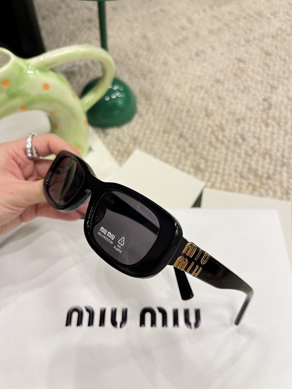 Today's collection of miumiu girls  SMU 08ZS] Drill leg bling bling~!Super cool small square sunglasses