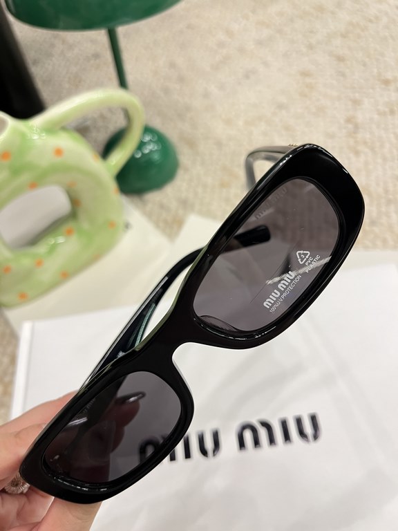 Today's collection of miumiu girls  SMU 08ZS] Drill leg bling bling~!Super cool small square sunglasses