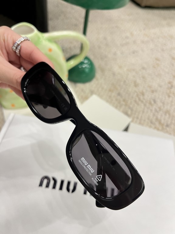 Today's collection of miumiu girls  SMU 08ZS] Drill leg bling bling~!Super cool small square sunglasses