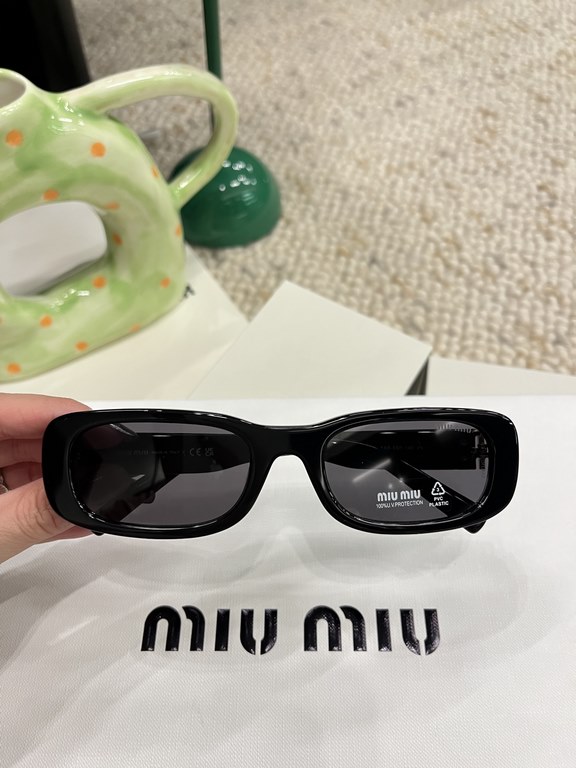 Today's collection of miumiu girls  SMU 08ZS] Drill leg bling bling~!Super cool small square sunglasses