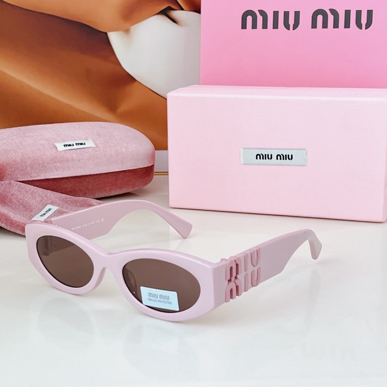 High version of the large logo non-market general merchandise   MIUMIU sunglasses can be salty and sweet!!!! Love it so much!How can beautiful women not have a pair of good-looking sunglassesThis style of sunglasses is r