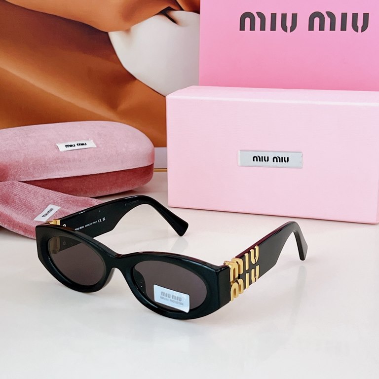 High version of the large logo non-market general merchandise   MIUMIU sunglasses can be salty and sweet!!!! Love it so much!How can beautiful women not have a pair of good-looking sunglassesThis style of sunglasses is r