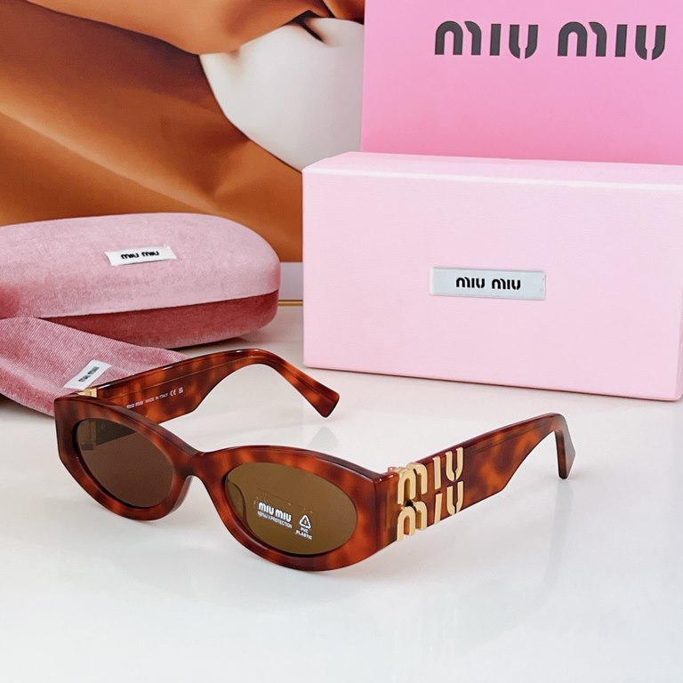 High version of the large logo non-market general merchandise   MIUMIU sunglasses can be salty and sweet!!!! Love it so much!How can beautiful women not have a pair of good-looking sunglassesThis style of sunglasses is r