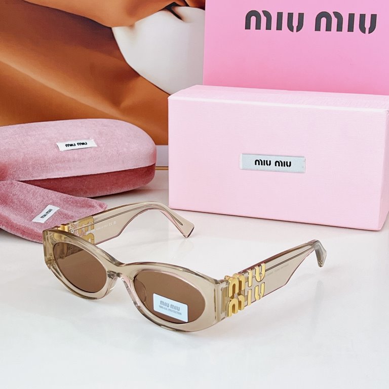 High version of the large logo non-market general merchandise   MIUMIU sunglasses can be salty and sweet!!!! Love it so much!How can beautiful women not have a pair of good-looking sunglassesThis style of sunglasses is r